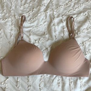 T-shirt lightly lined nude Victoria’s Secret wireless bra